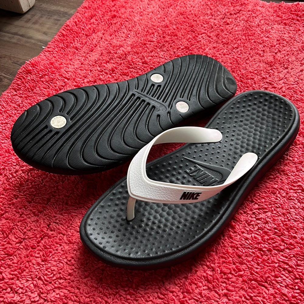 Nike flip flops